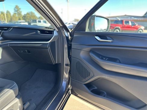 Used 2024 Jeep Grand Cherokee Laredo image 9