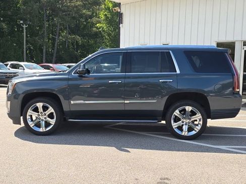 Used 2020 Cadillac Escalade Luxury RWD image 2