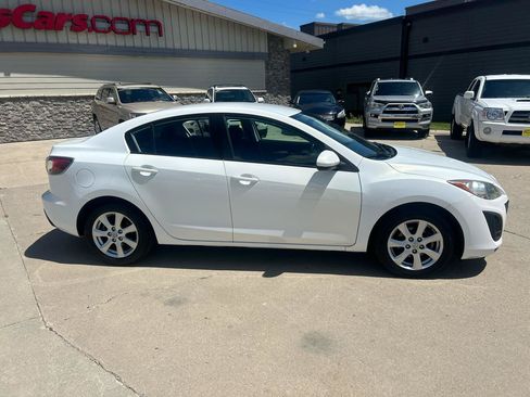 Used 2011 MAZDA MAZDA3 i Touring FWD image 2