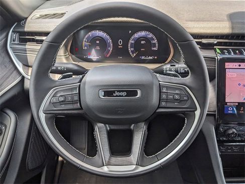 New 2025 Jeep Grand Cherokee L Limited image 17