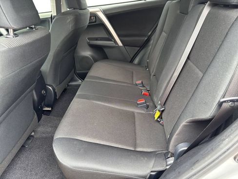 Used 2018 Toyota RAV4 LE FWD image 13