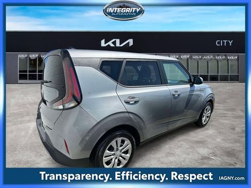 Certified 2023 Kia Soul LX FWD image 2