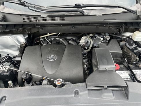 Used 2019 Toyota Highlander XLE AWD/4WD image 11