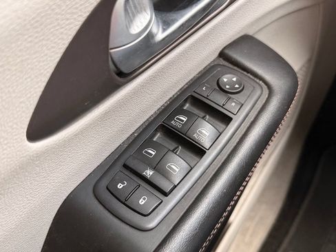 Used 2017 Chrysler Pacifica Touring w/ Tire & Wheel Group FWD image 17
