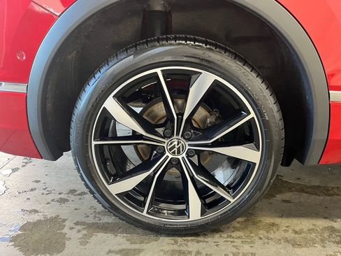 Certified 2024 Volkswagen Tiguan SEL R-Line image 32
