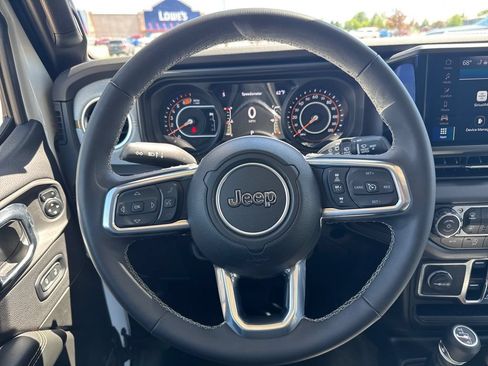 Used 2025 Jeep Wrangler Unlimited Sahara AWD/4WD image 18