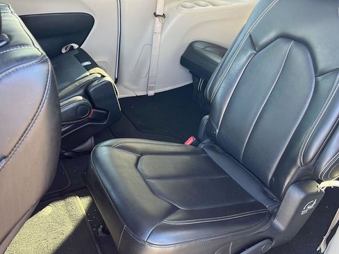 Used 2024 Chrysler Pacifica Touring-L image 9