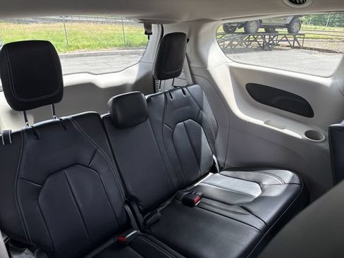 Used 2023 Chrysler Pacifica Touring-L FWD image 22