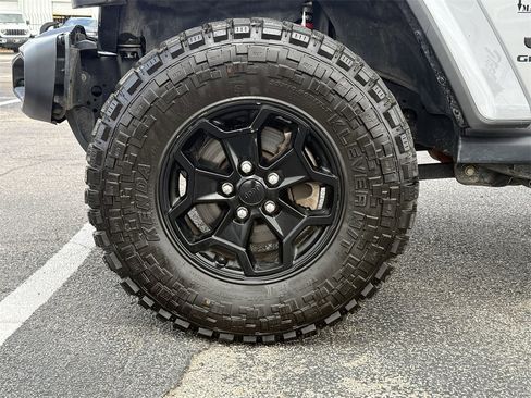 Used 2021 Jeep Gladiator Willys image 9