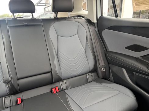 Used 2026 Volkswagen Tiguan SE FWD image 38