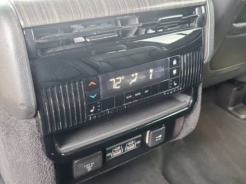 Used 2023 Jeep Wagoneer Series III w/ Preferred Equipment Group RWD image 12
