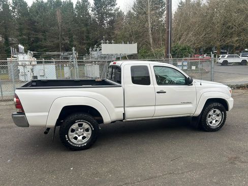 Used 2013 Toyota Tacoma 4x4 Access Cab V6 w/ SR5 Pkg image 4
