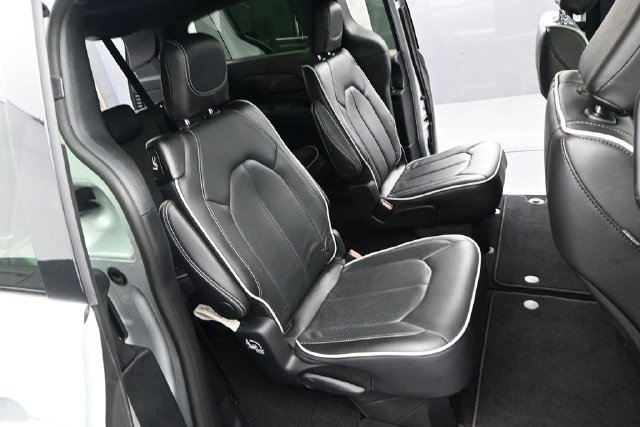 Used 2026 Chrysler Pacifica Limited FWD image 16