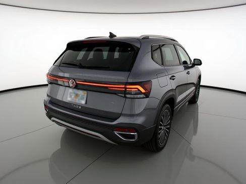 Used 2025 Volkswagen Taos SE image 9