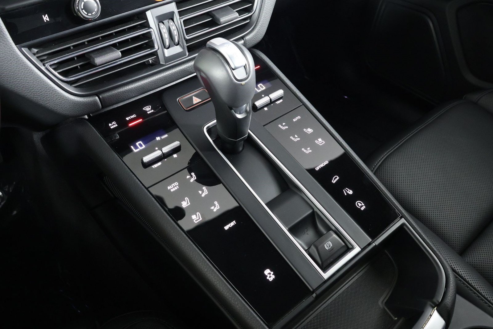 Certified 2026 Porsche Macan AWD/4WD image 18