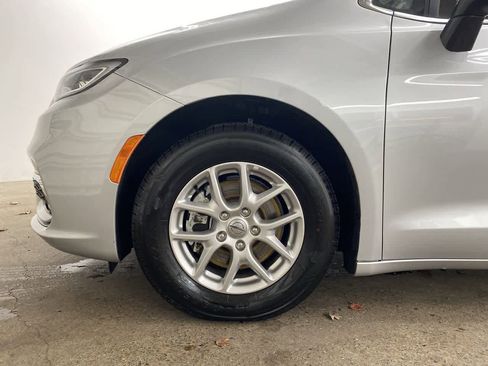 Used 2024 Chrysler Pacifica Touring-L image 11