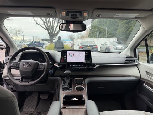 Used 2023 Toyota Sienna LE w/ LE Plus Package image 11