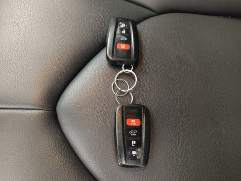 Used 2020 Toyota Highlander XLE AWD/4WD image 32