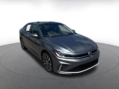Used 2025 Volkswagen Jetta SE FWD image 3