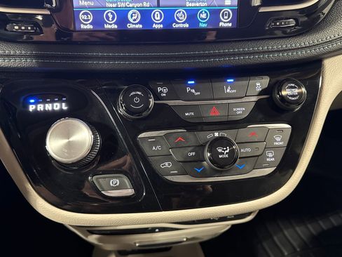 Used 2018 Chrysler Pacifica Limited w/ Advanced Safetytec Group FWD image 23