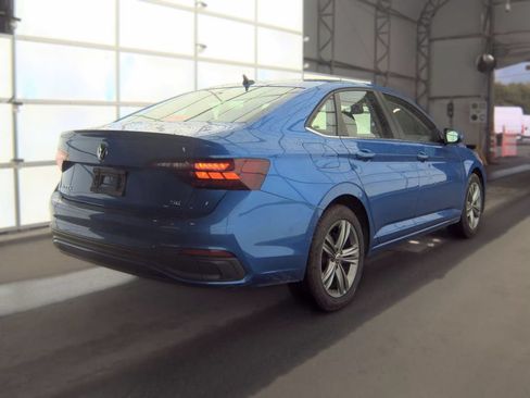 Used 2024 Volkswagen Jetta SE FWD image 6