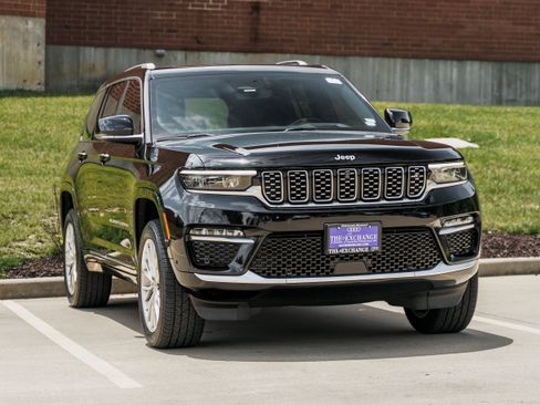 Used 2022 Jeep Grand Cherokee Summit AWD/4WD image 2