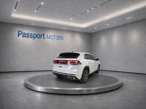 Used 2024 Volkswagen Atlas Cross Sport SEL R-Line AWD/4WD image 5