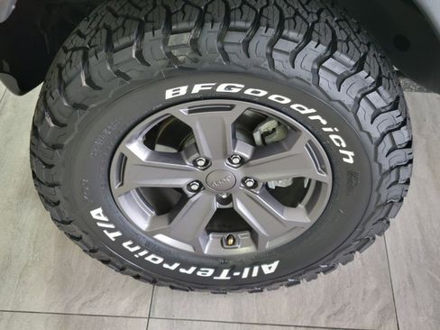 Used 2017 Jeep Wrangler Sport w/ Connectivity Group AWD/4WD image 8