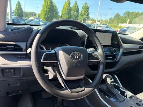 Used 2023 Toyota Highlander L FWD image 15