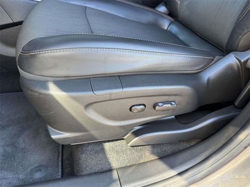 Used 2021 Chevrolet Trax LT w/ LT Convenience Package image 18