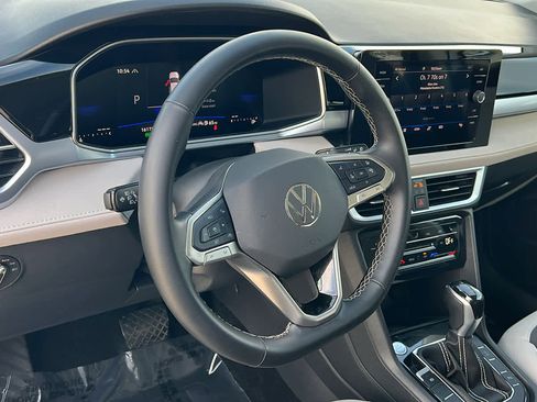 Used 2025 Volkswagen Taos SE w/ Panoramic Sunroof Package image 10