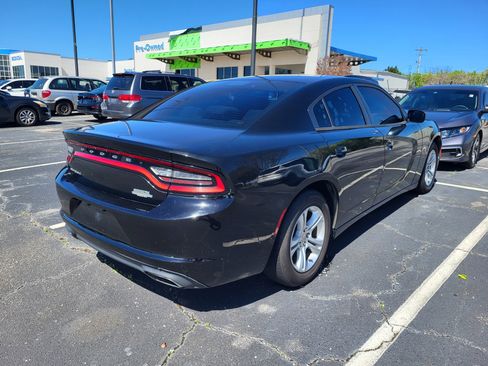 Used 2016 Dodge Charger SE image 4