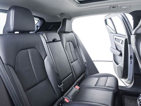 Certified 2024 Volvo XC40 B5 Plus w/ Protection Package Premier AWD/4WD image 22