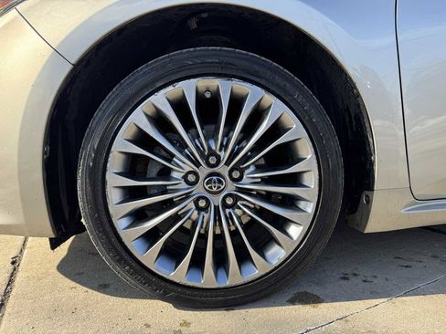 Used 2016 Toyota Avalon Limited w/ Toyota Safety Sense Package image 9