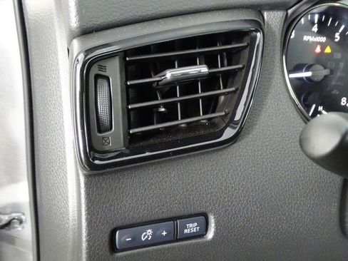 Used 2020 Nissan Rogue Sport SV AWD/4WD image 18