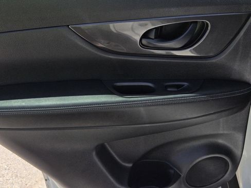 Used 2020 Nissan Rogue S FWD image 10