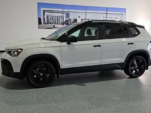 New 2026 Volkswagen Taos SE FWD image 5