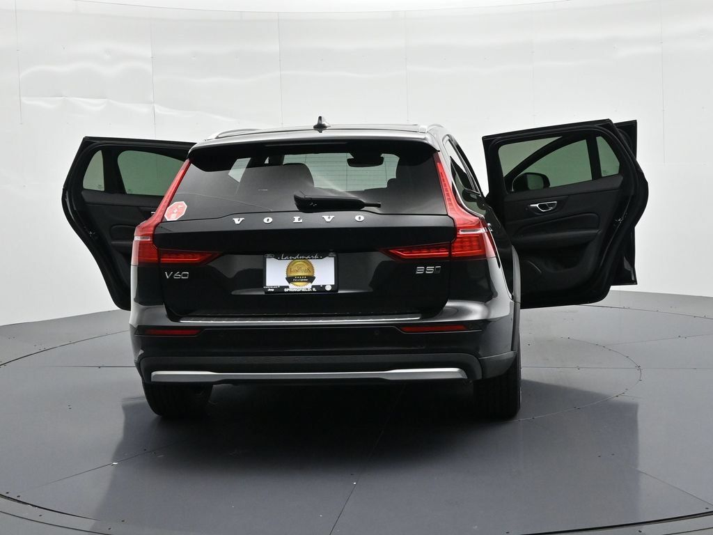 Used 2024 Volvo V60 B5 Cross Country Plus AWD/4WD image 25