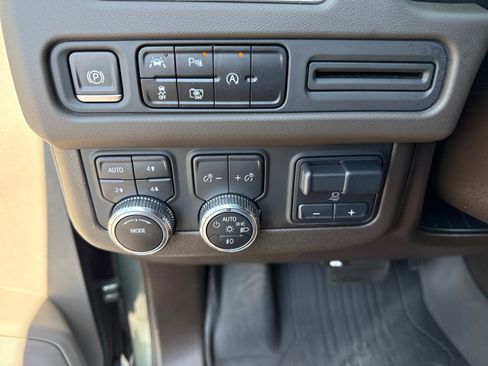 Used 2023 GMC Yukon SLT w/ SLT Premium Package AWD/4WD image 25