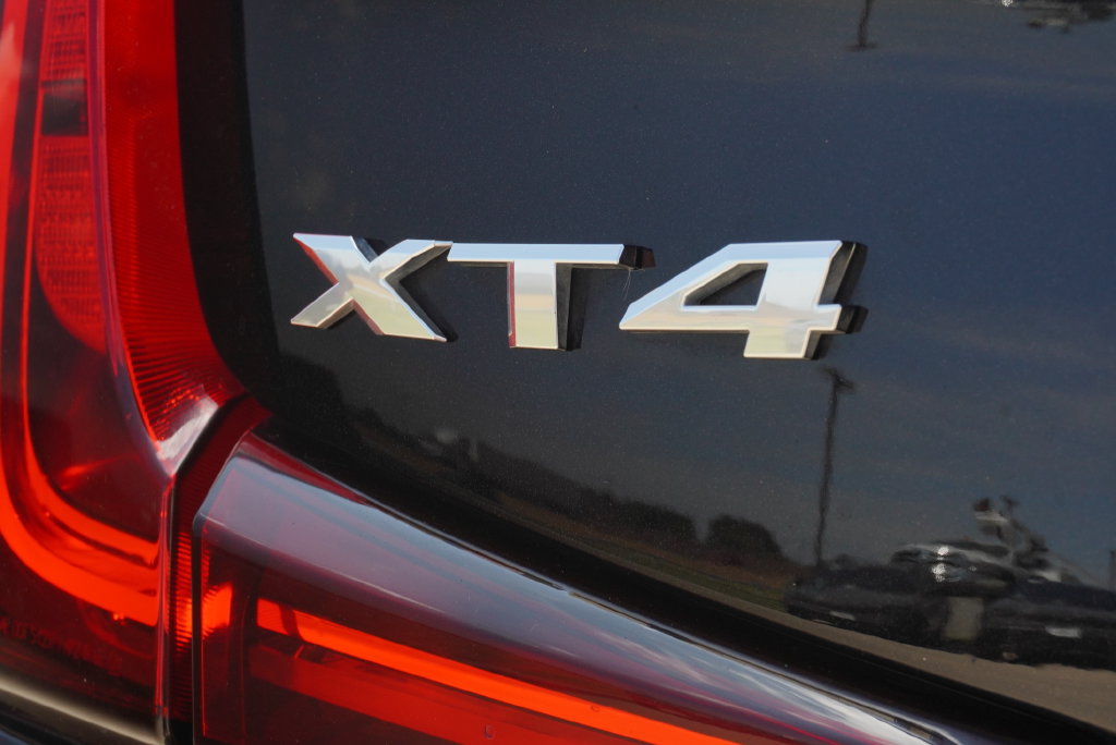 Used 2023 Cadillac XT4 Luxury w/ Cold Weather Package FWD image 10