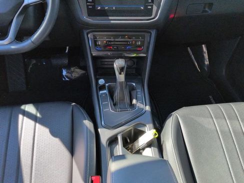 Used 2023 Volkswagen Tiguan SE w/ Panoramic Sunroof Package image 19