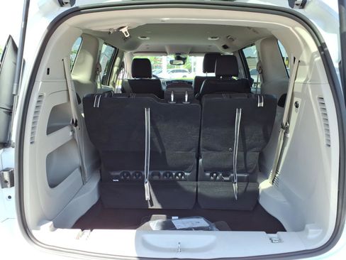 Used 2024 Chrysler Pacifica Touring-L FWD image 10