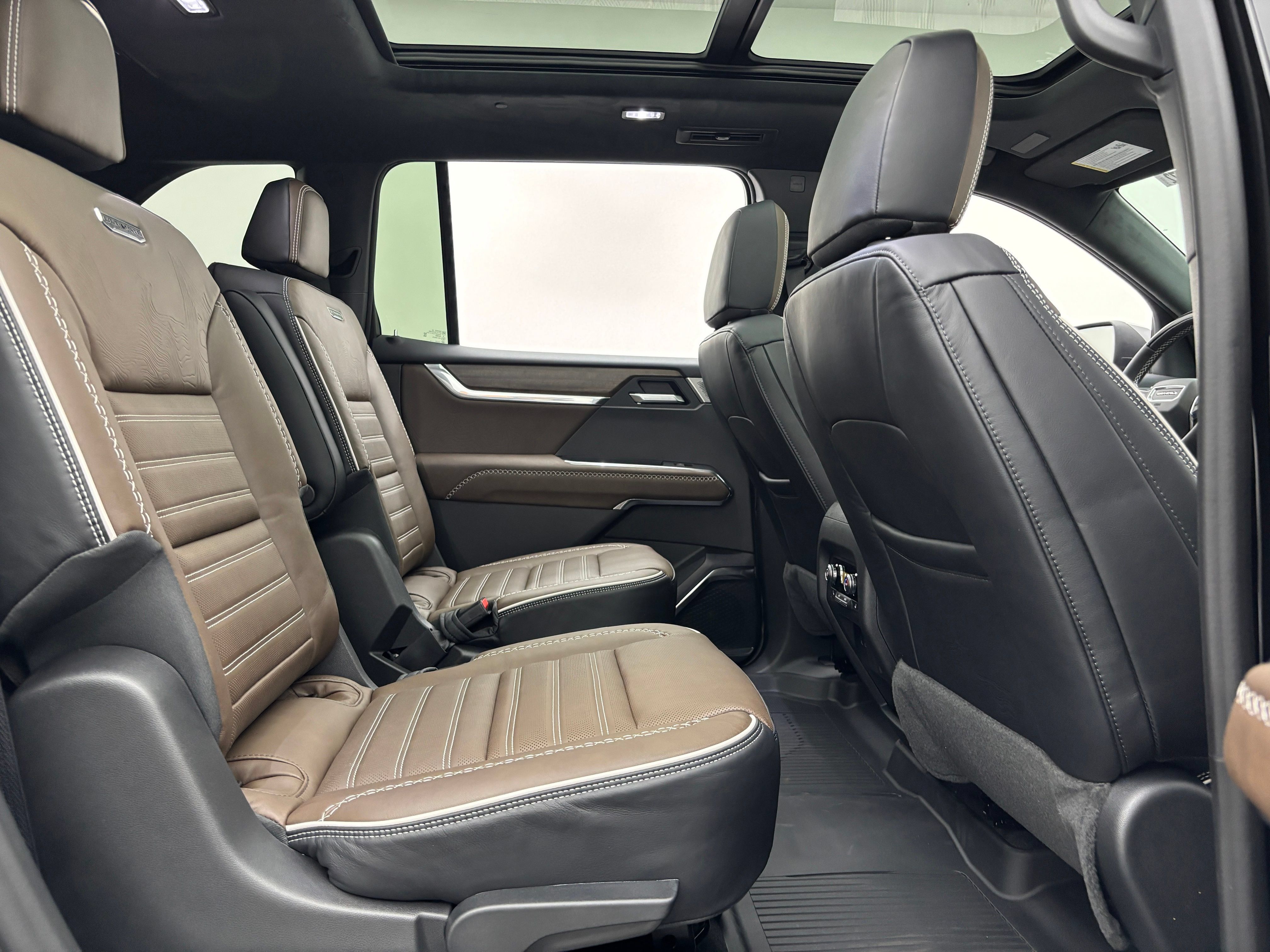 New 2026 GMC Acadia Denali Ultimate w/ LPO, Floor Liner Package AWD/4WD image 44