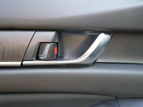 Used 2018 Honda Accord EX image 16