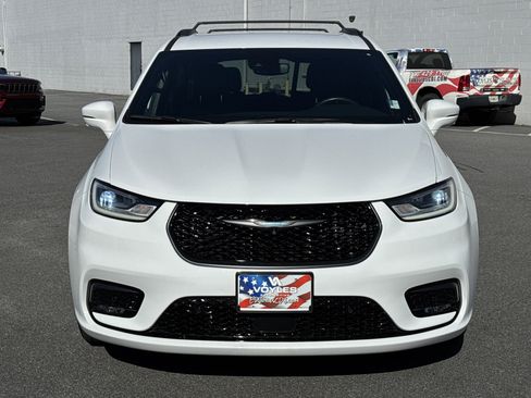 Used 2021 Chrysler Pacifica Touring-L w/ Uconnect Theater Family Group image 2