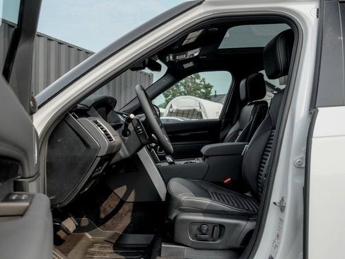 Used 2025 Land Rover Discovery S AWD/4WD image 9