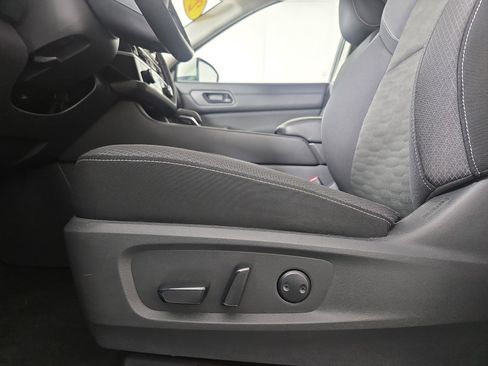 Used 2025 Nissan Pathfinder SV image 29