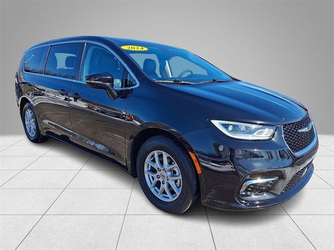 Used 2024 Chrysler Pacifica Touring-L image 3