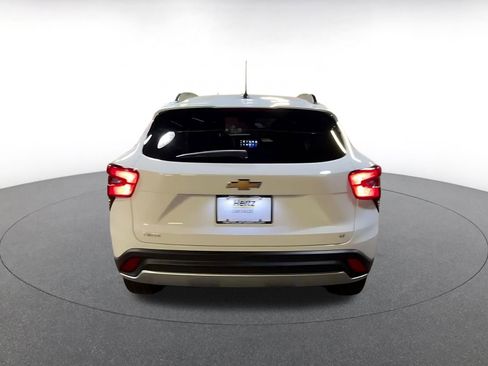 Used 2025 Chevrolet Trax LT w/ LT Convenience Package image 12