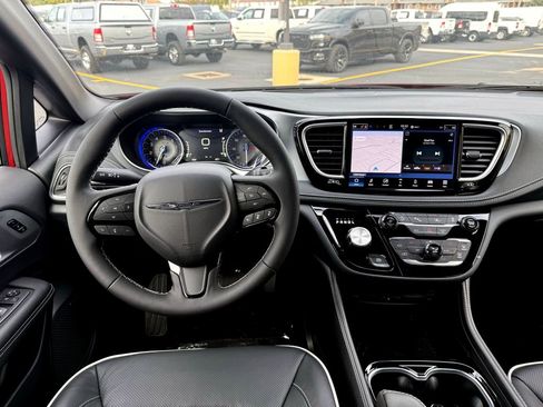 New 2026 Chrysler Pacifica Limited w/ Uconnect Theater Family Group FWD image 17